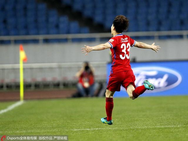 报道指出，罗伊斯和泰尔齐奇之间关系不佳，前者曾向俱乐部老板瓦茨克抱怨主帅，并希望迫使泰尔齐奇下课。